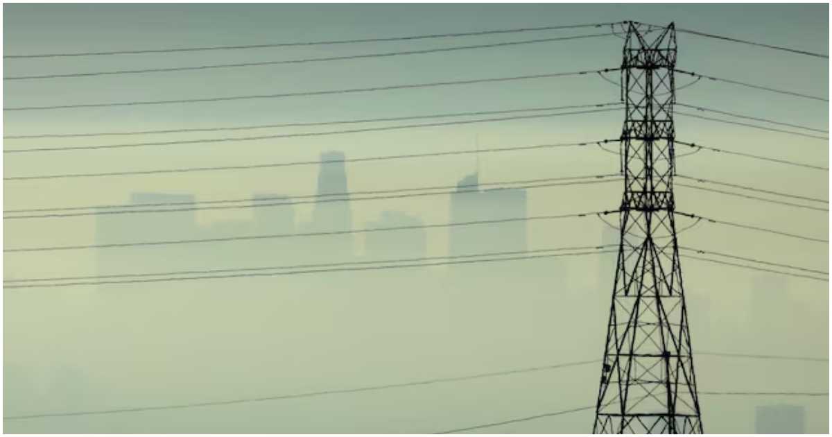 অ্যামেরিকার একটি স্থানে বৈদ্যুতিক সঞ্চালন লাইন। ছবি: রয়টার্স